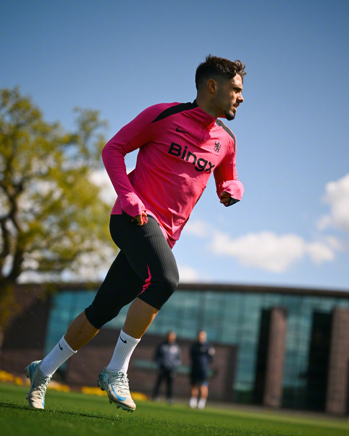 法兰克福迎欧联关键赛,赛前远射贴柱,质疑声仍在,资深球员宣示担当的简单介绍 法兰克福迎欧联关键赛,赛前远射贴柱,质疑声仍在,资深球员宣示担当的简单介绍