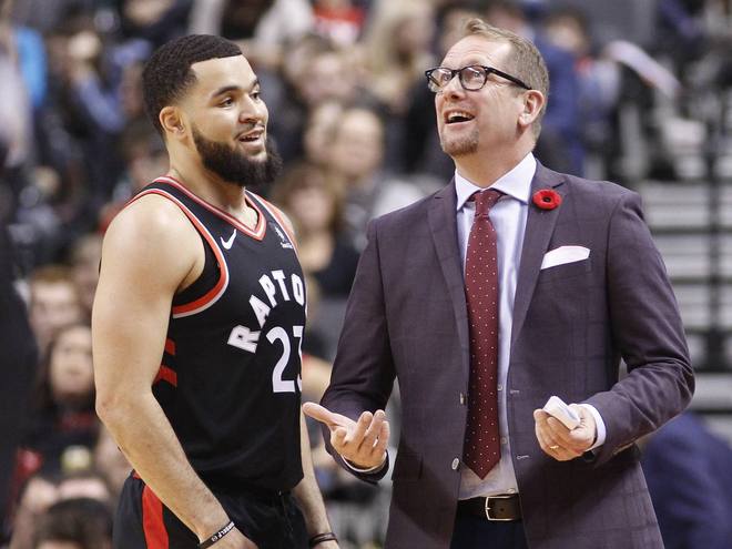 包含多伦多猛龙训练开放日，清晨主帅复盘引欢呼，欧篮联在即，训练强度明显提升的词条