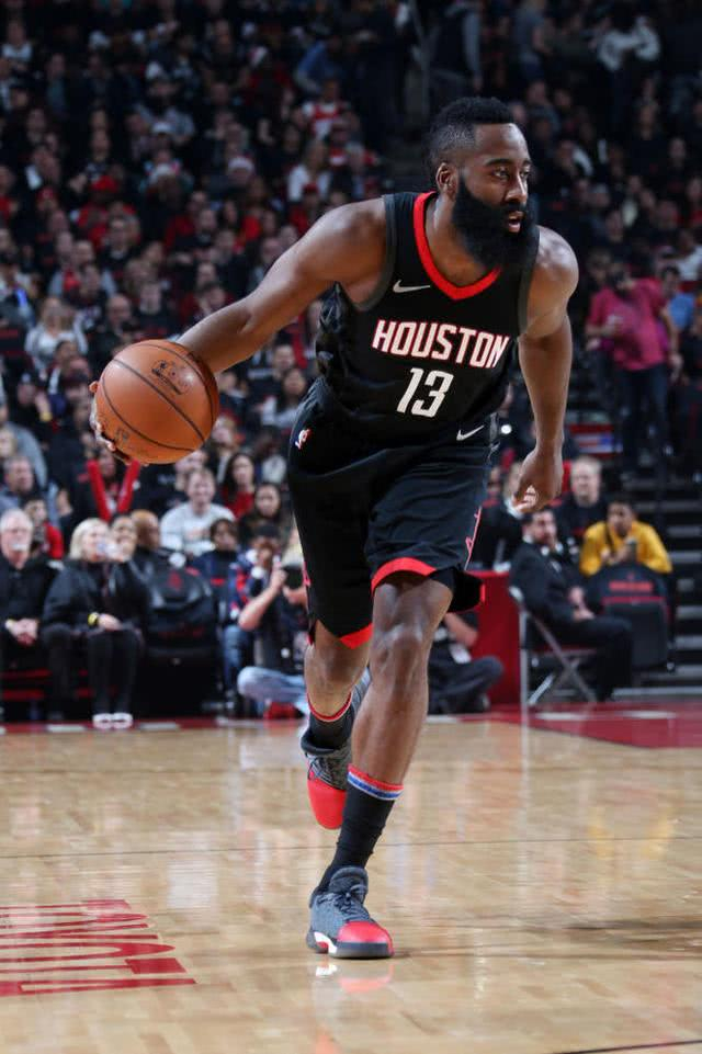 包含清晨德甲焦点战，圣安东尼奥马刺回应争议，态度坚定，控场能力受关注的词条