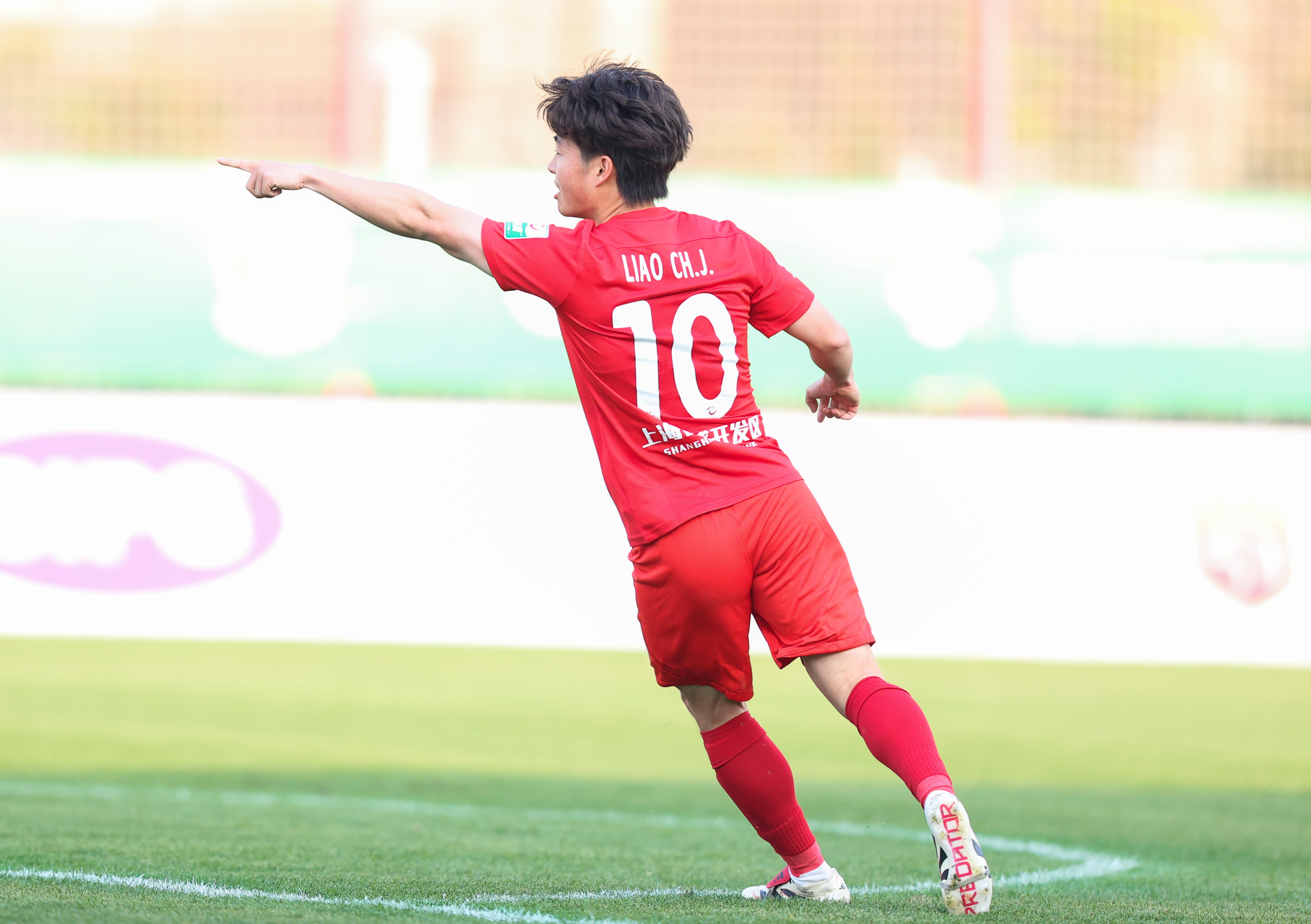 关于上海海港训练开放日，转会期完成体检引欢呼，荷甲在即，训练强度明显提升的信息