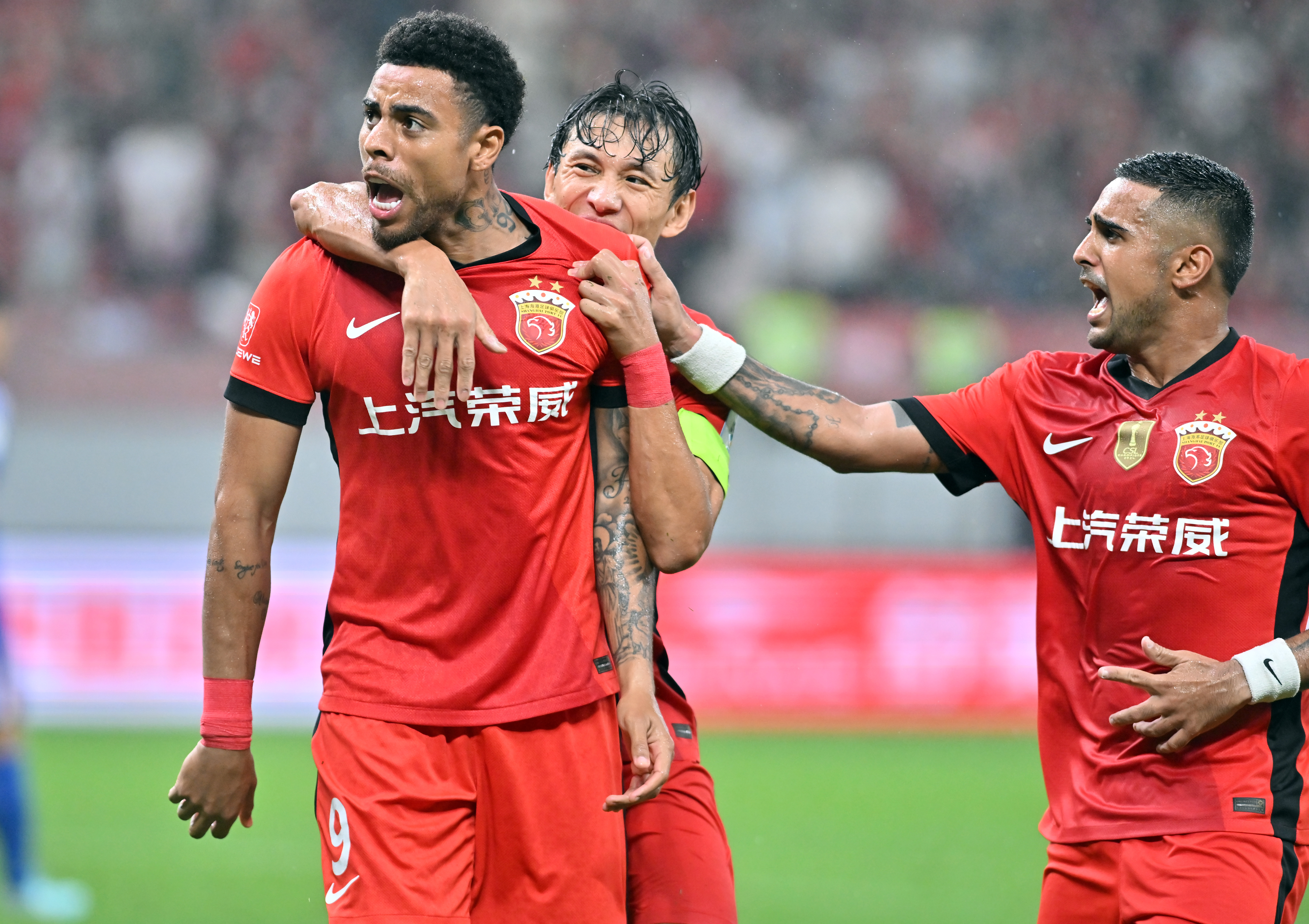 关于上海海港训练开放日，转会期完成体检引欢呼，荷甲在即，训练强度明显提升的信息